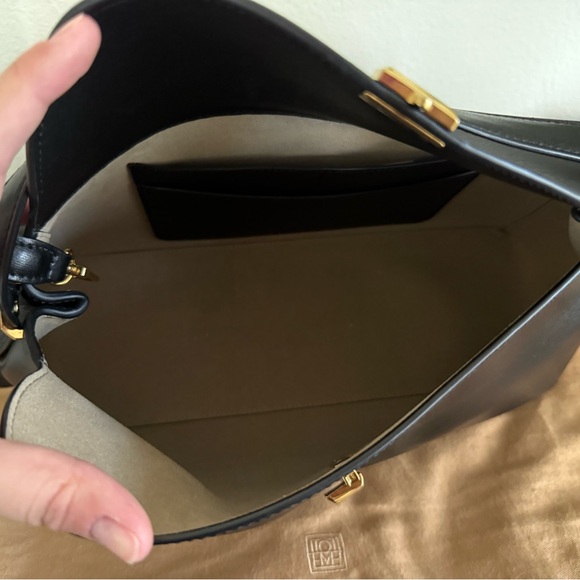 TOTEME T-lock top handle black leather with gold hardware - Picture 5 of 7